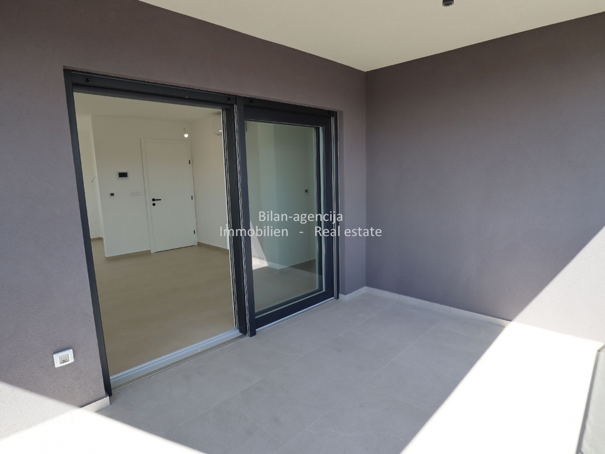 Vodice, 3-sobno stanovanje, strešna terasa