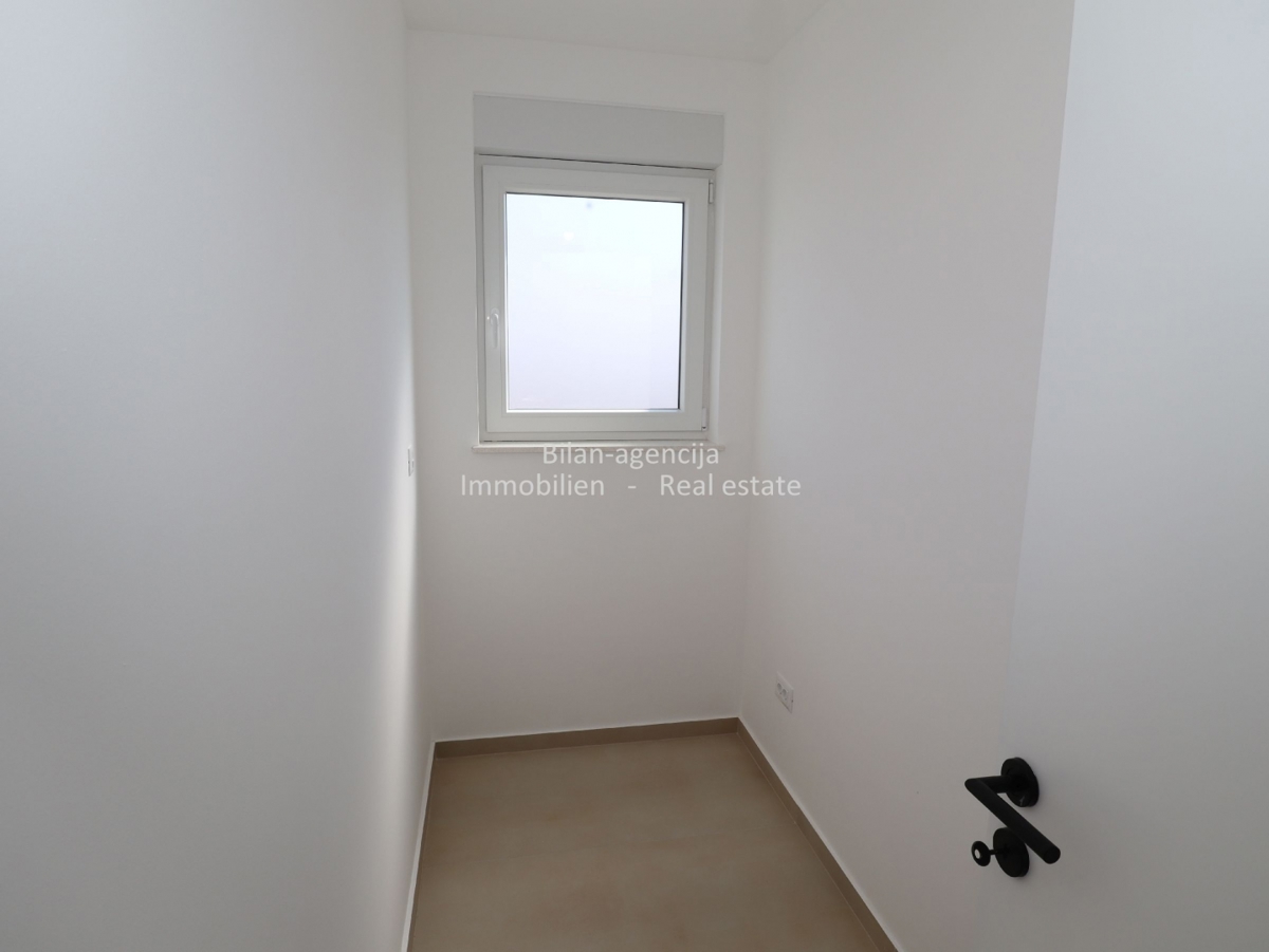 Vodice, 3-sobno stanovanje, strešna terasa