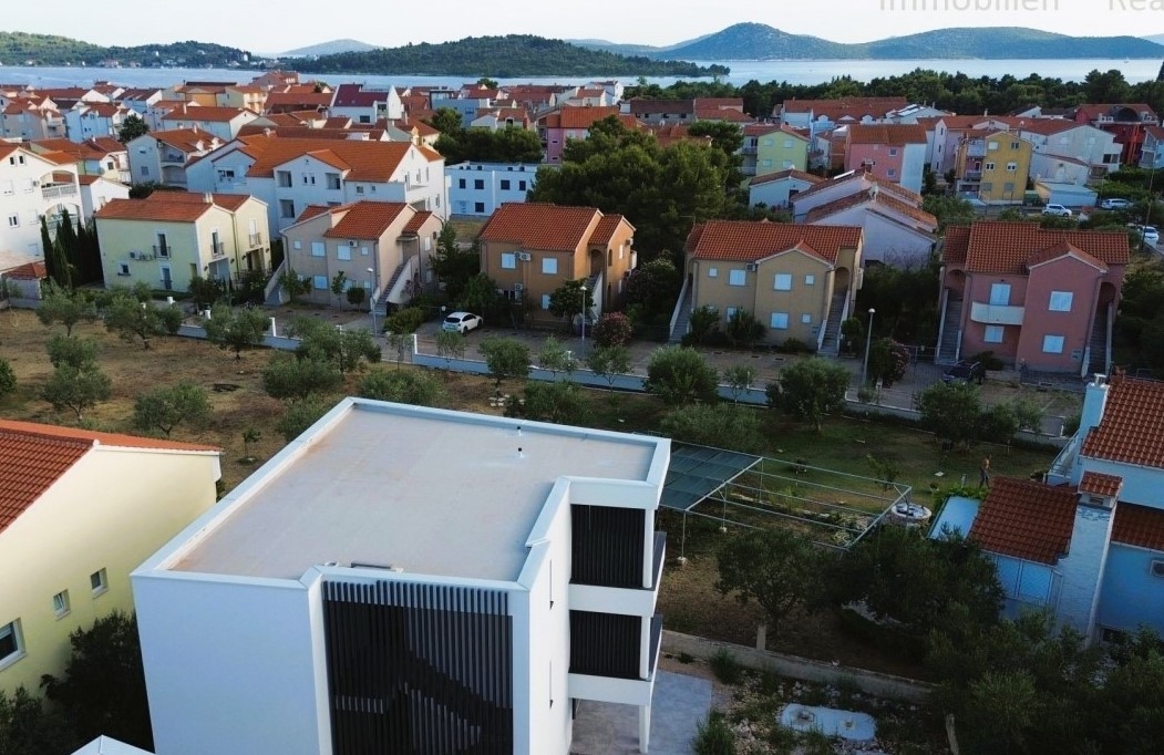 Apartma/Stanovanje Vodice, 92,15m2, 590m od morja