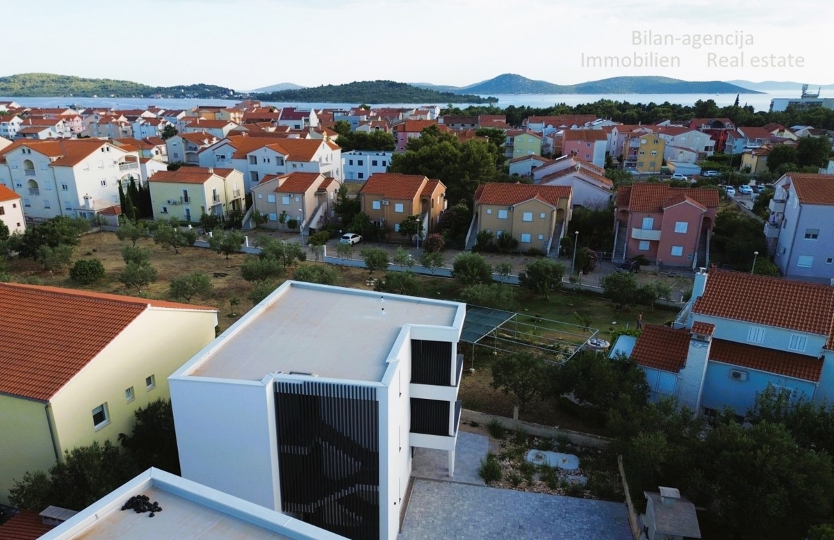 Apartma/Stanovanje Vodice, 92,15m2, 590m od morja