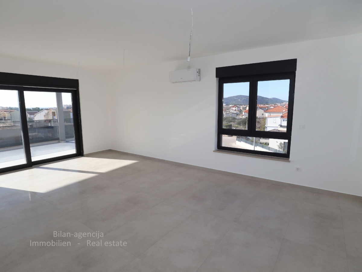 Novo, stanovanje v 2. nadstropju, Tribunj, 370 m od morja