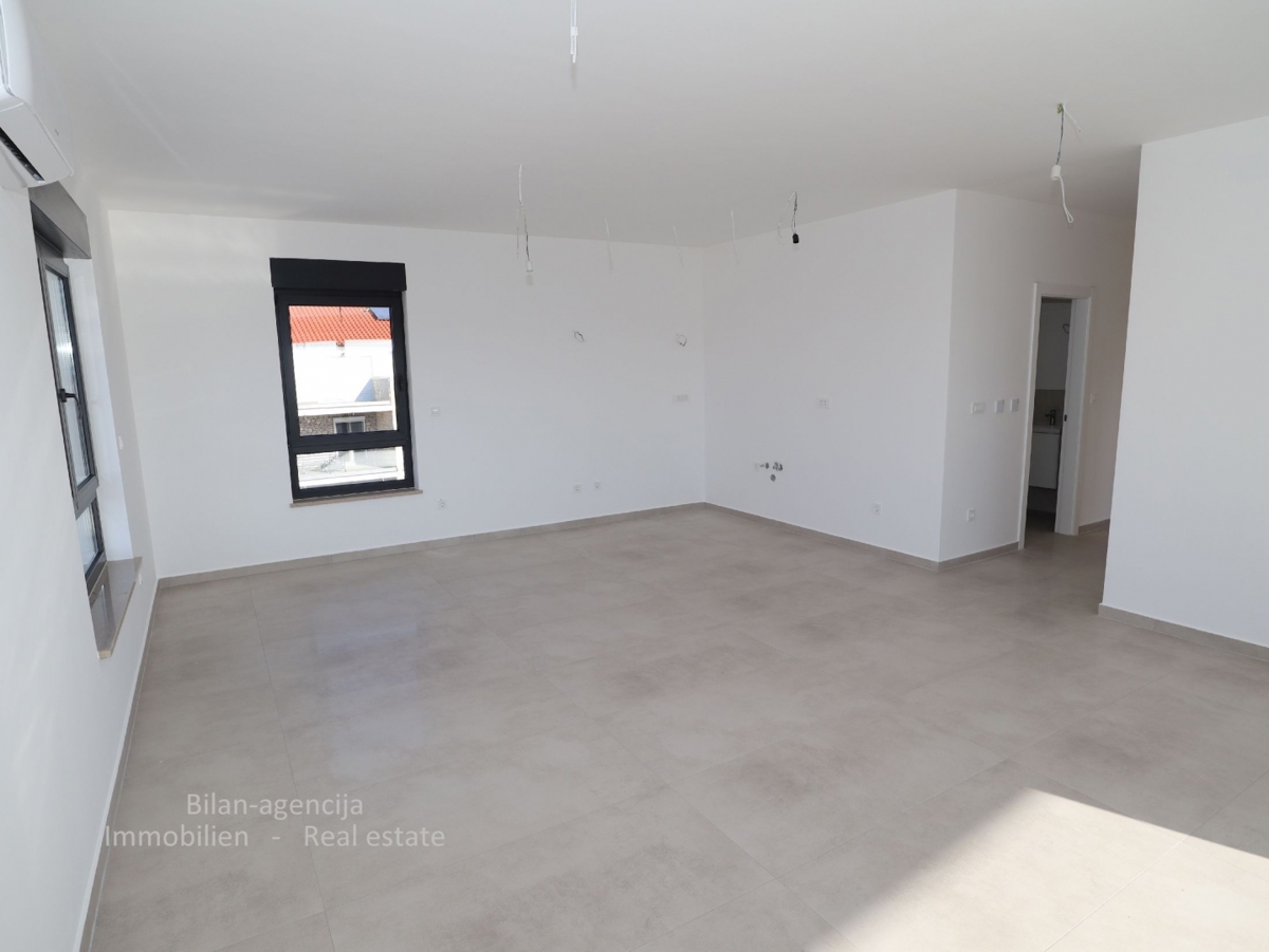 Novo, stanovanje v 2. nadstropju, Tribunj, 370 m od morja