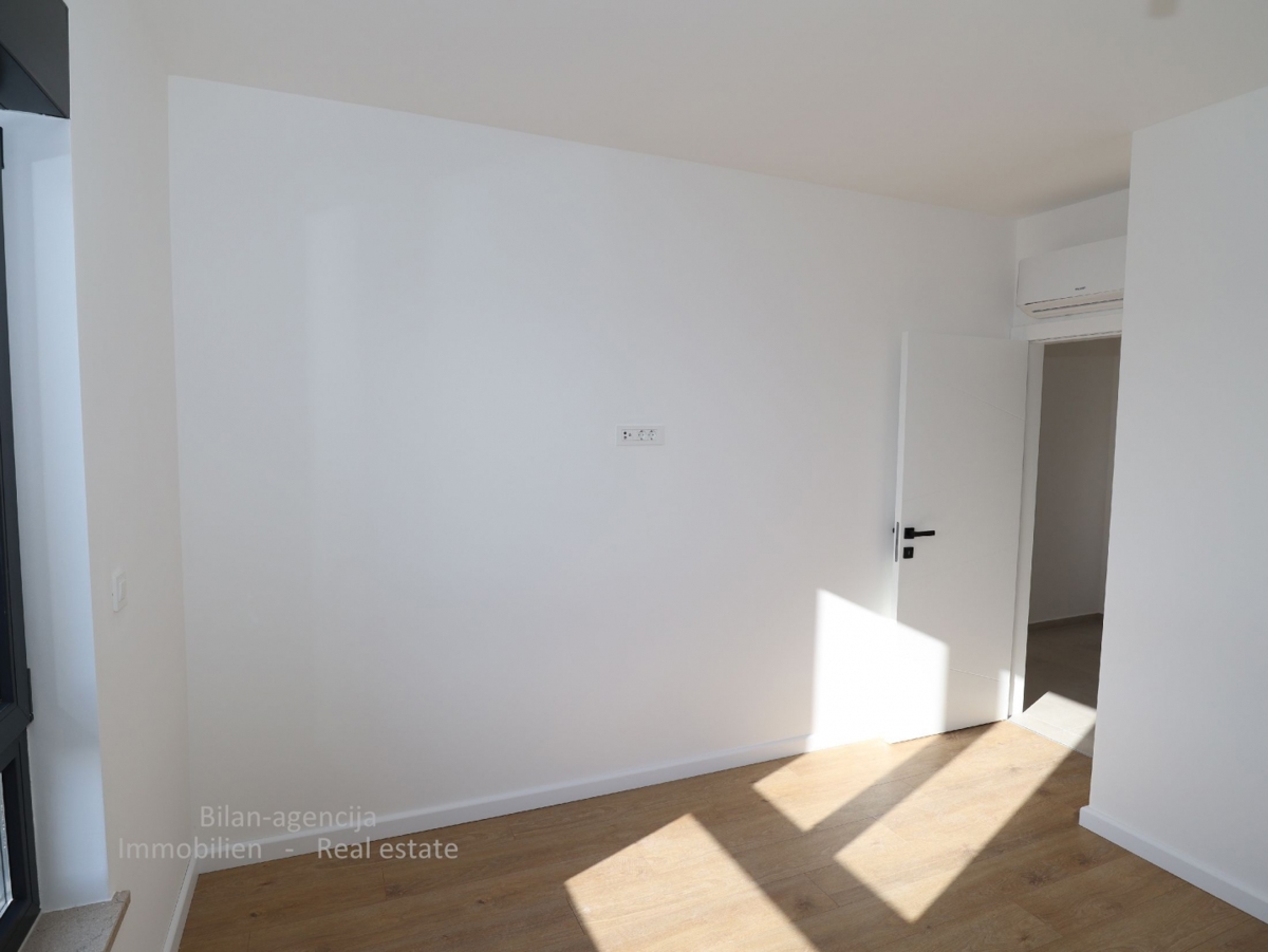 Novo, stanovanje v 2. nadstropju, Tribunj, 370 m od morja