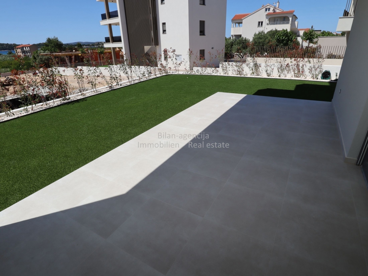 Vodice, apartma blizu mora, prizemlje, 3 spalnice
