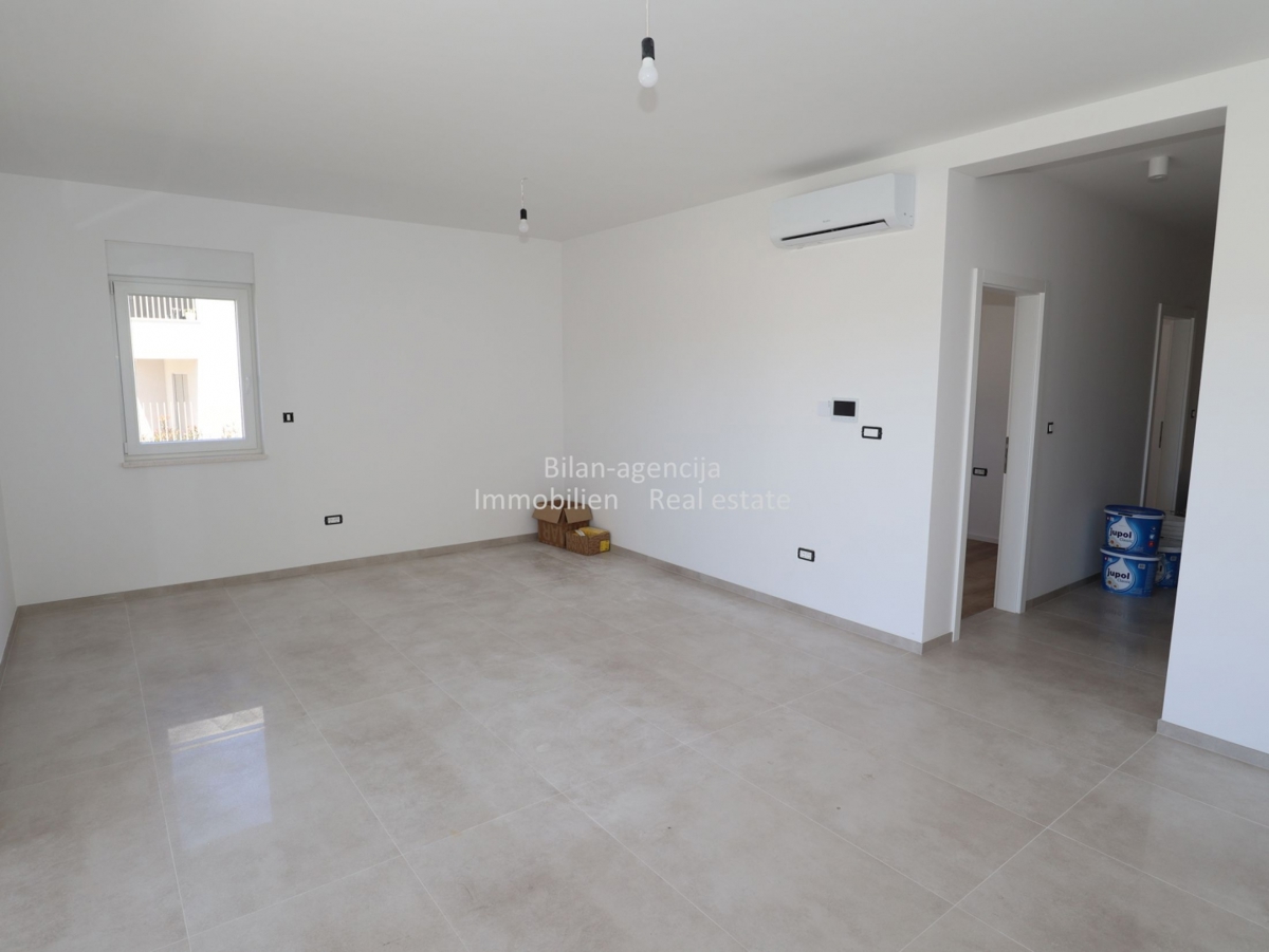 Vodice, apartma blizu mora, prizemlje, 3 spalnice