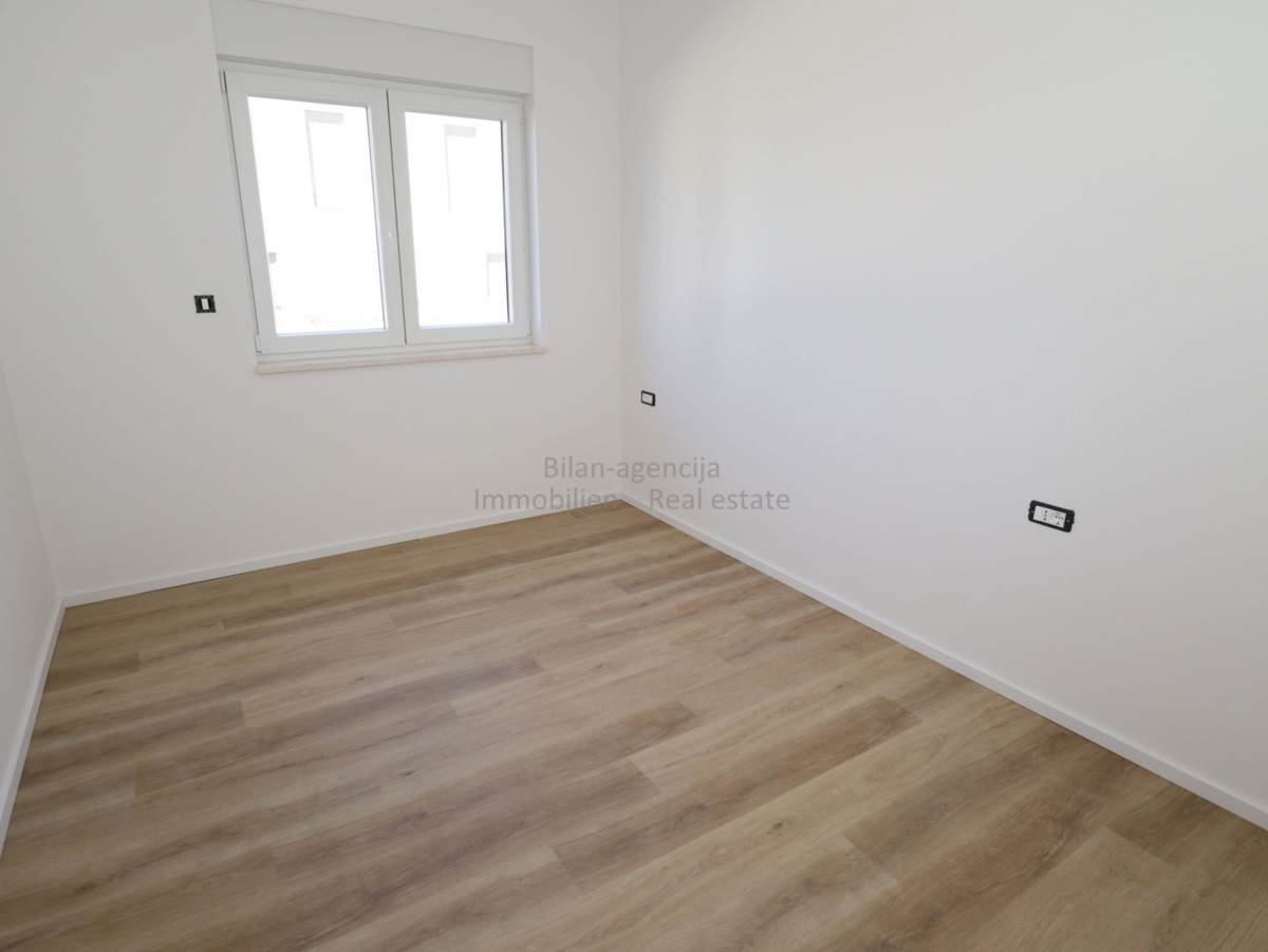 Vodice, apartma blizu mora, prizemlje, 3 spalnice