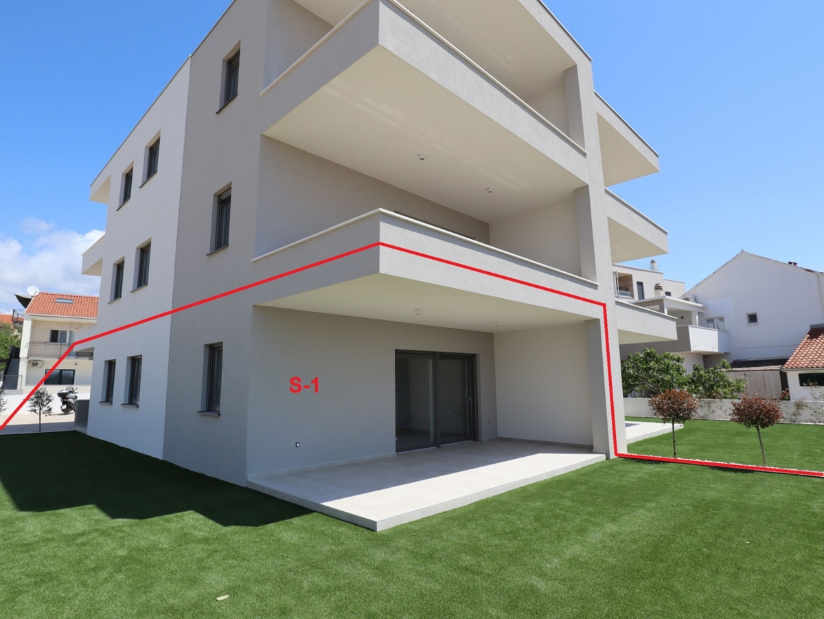 Vodice, apartma blizu mora, prizemlje, 3 spalnice