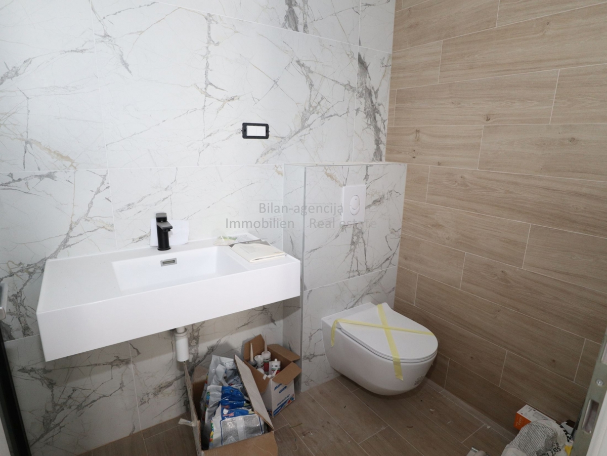 Vodice, apartma blizu mora, prizemlje, 3 spalnice