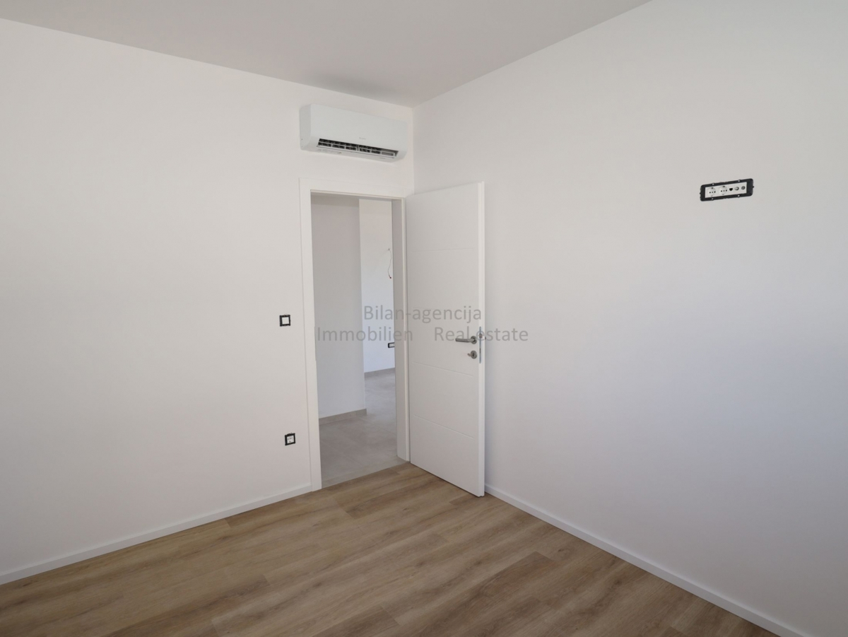 Vodice, apartma blizu mora, prizemlje, 3 spalnice