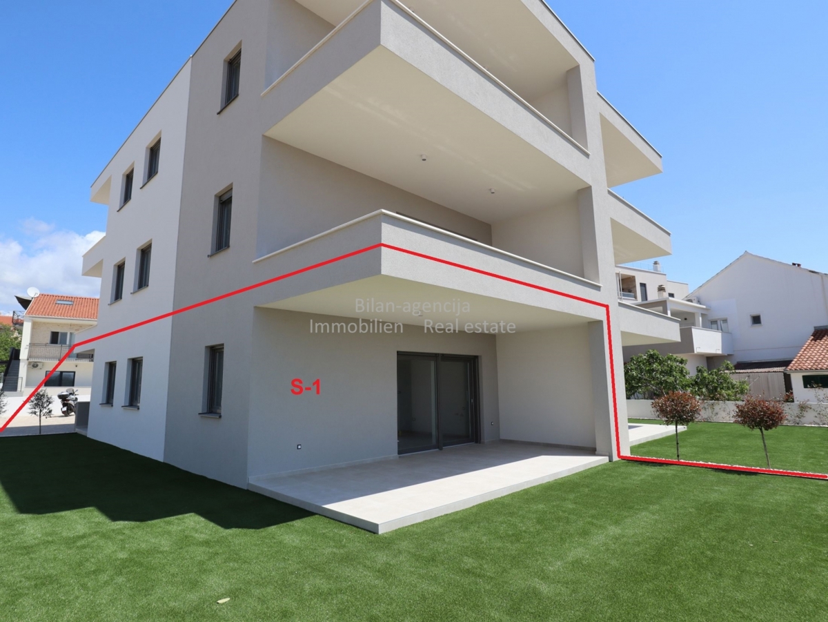 Vodice, apartma blizu mora, prizemlje, 3 spalnice