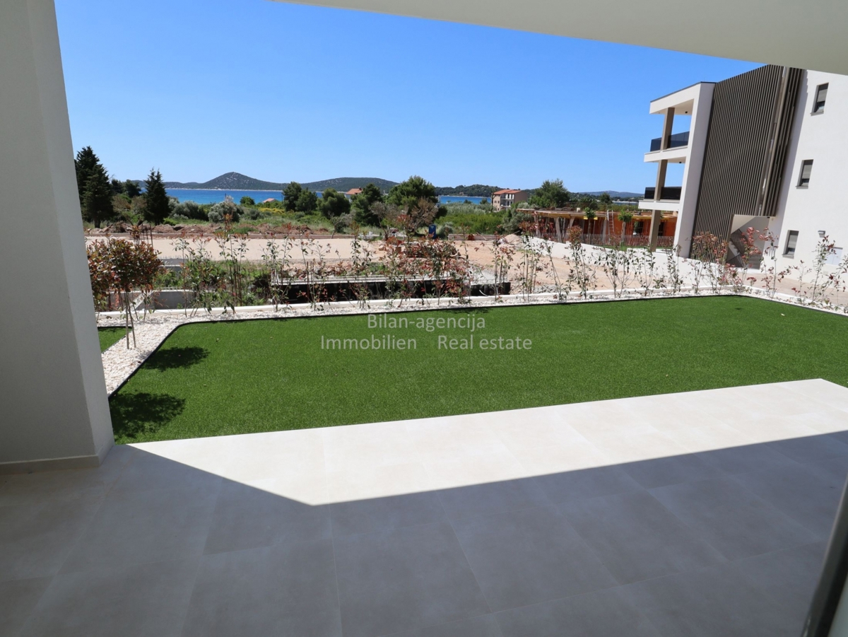 Vodice, apartma blizu mora, prizemlje, 3 spalnice