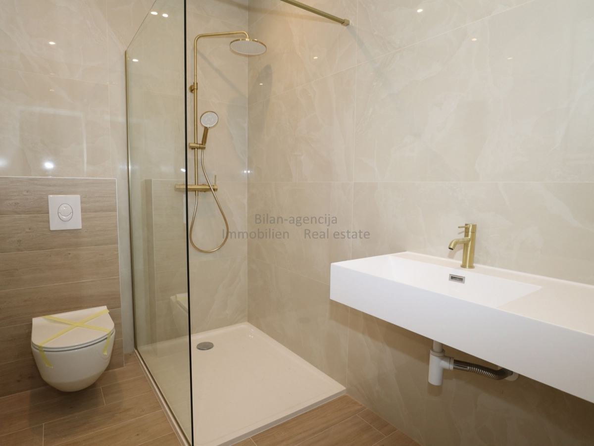 Vodice, apartma blizu mora, prizemlje, 3 spalnice