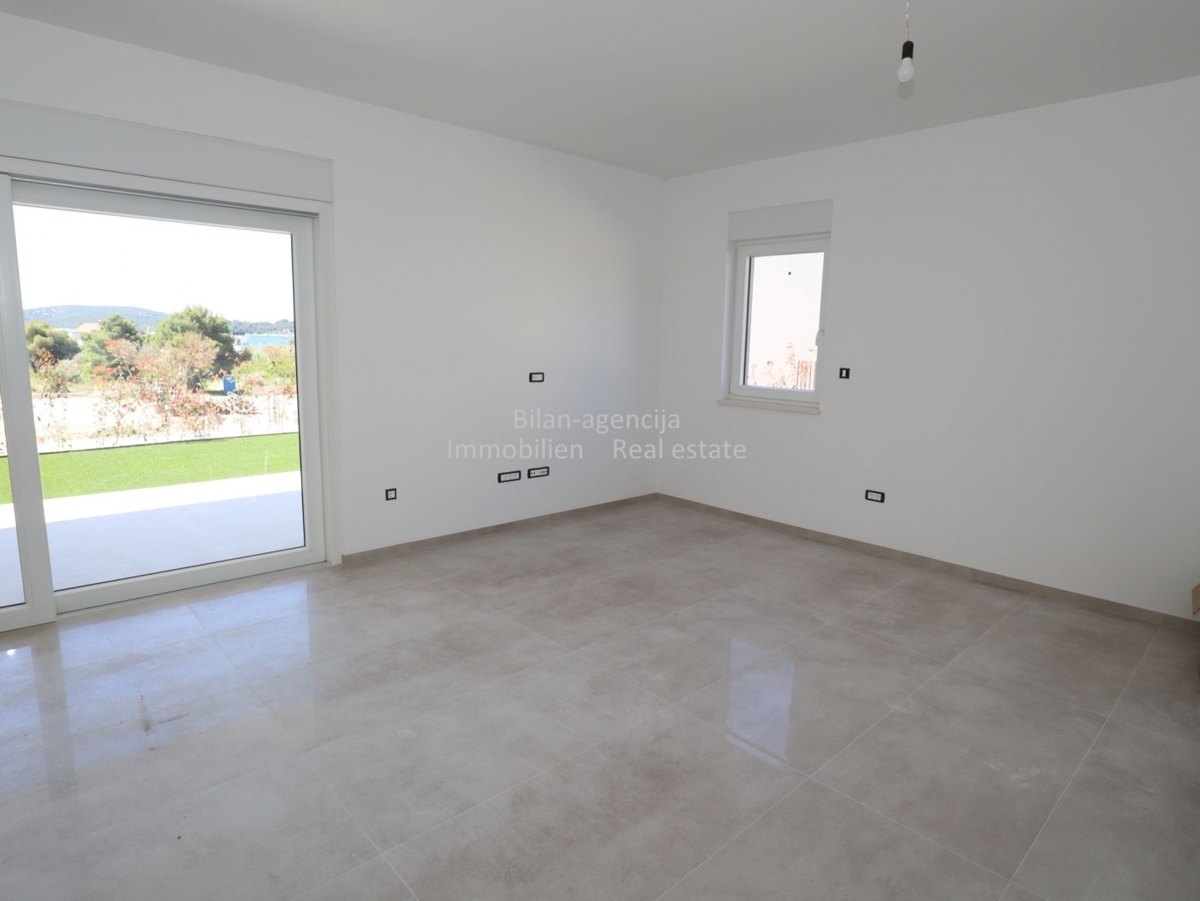 Vodice, apartma blizu mora, prizemlje, 3 spalnice