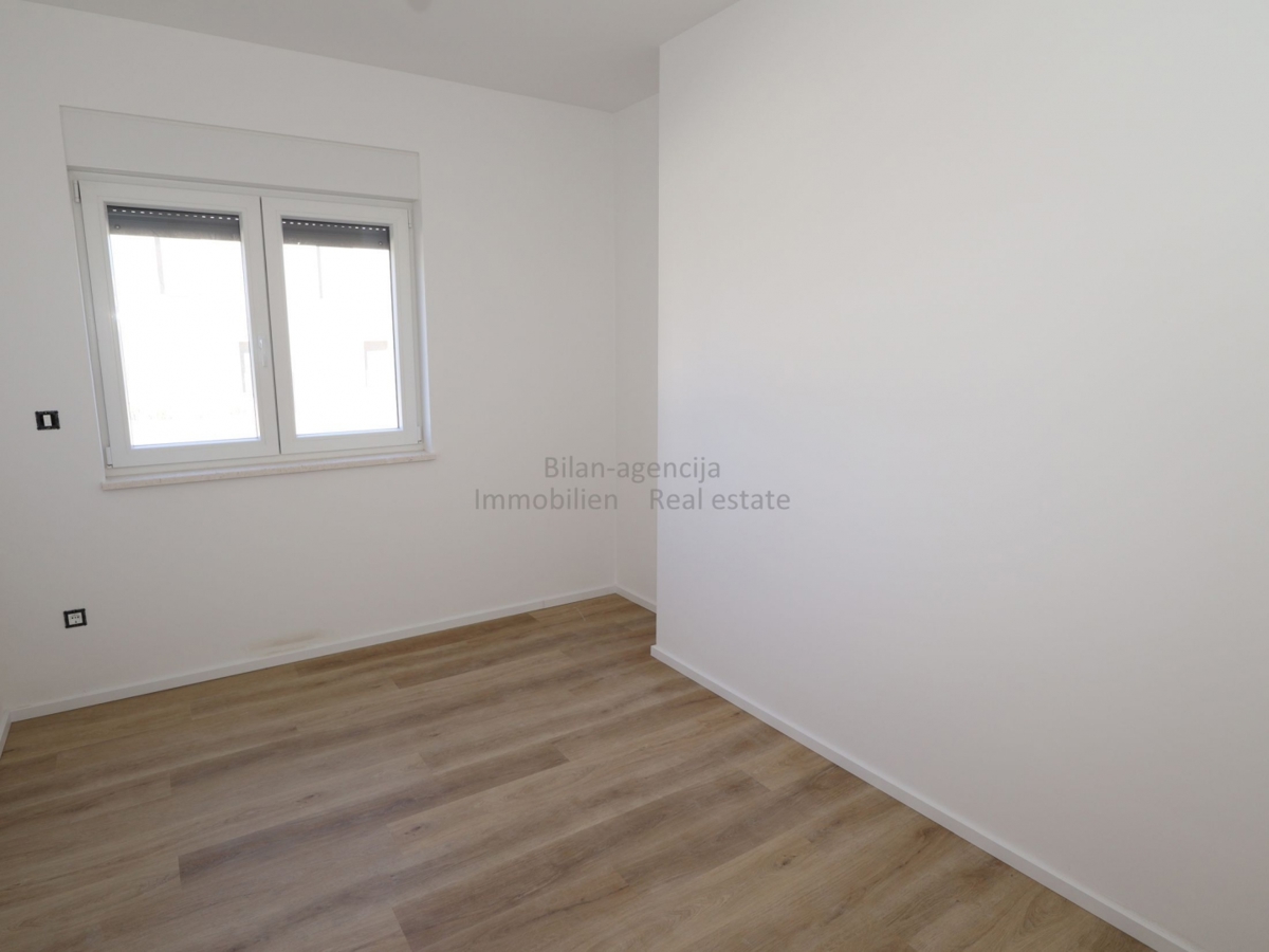 Vodice, apartma blizu mora, prizemlje, 3 spalnice