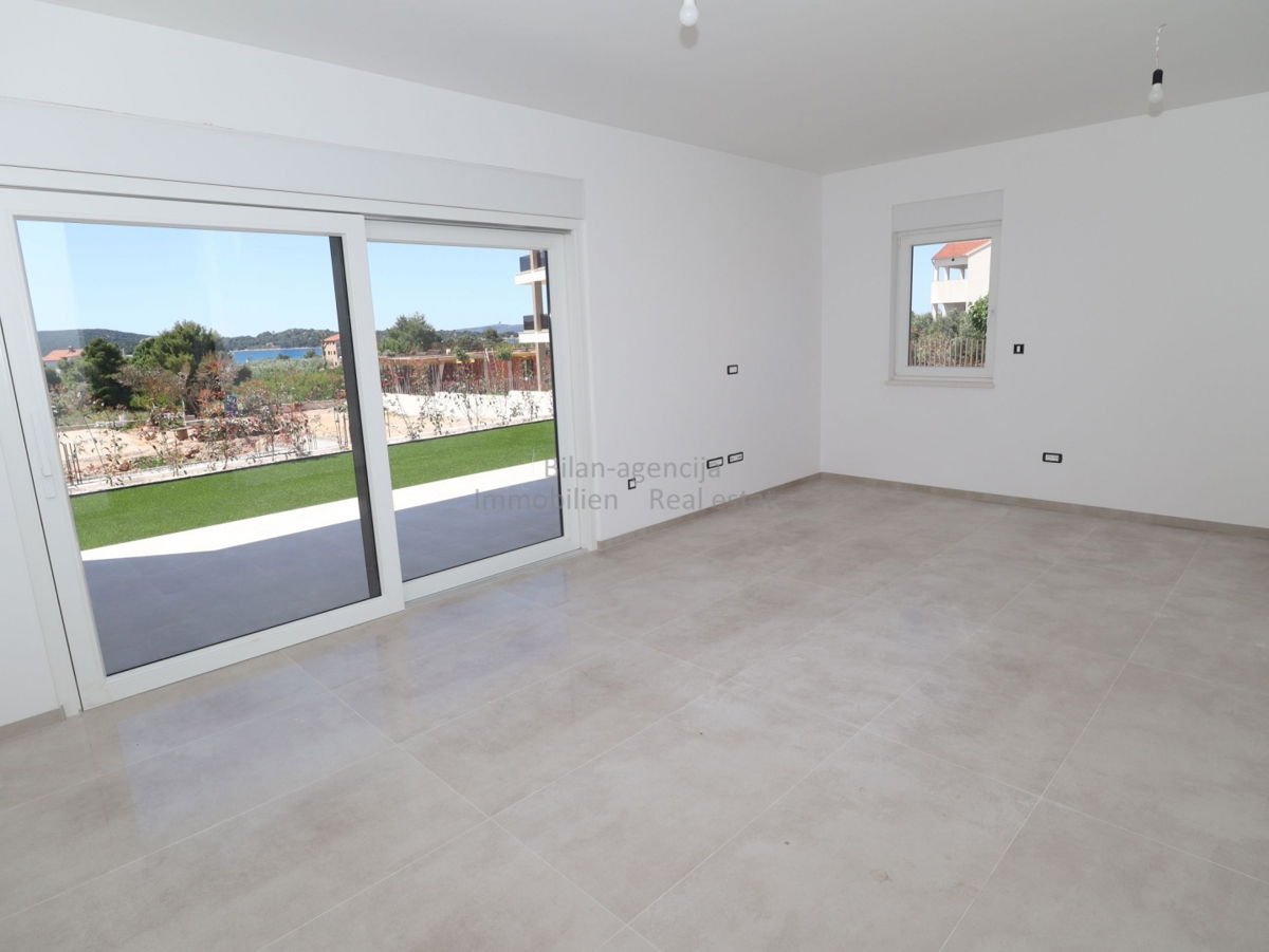 Vodice, apartma blizu mora, prizemlje, 3 spalnice
