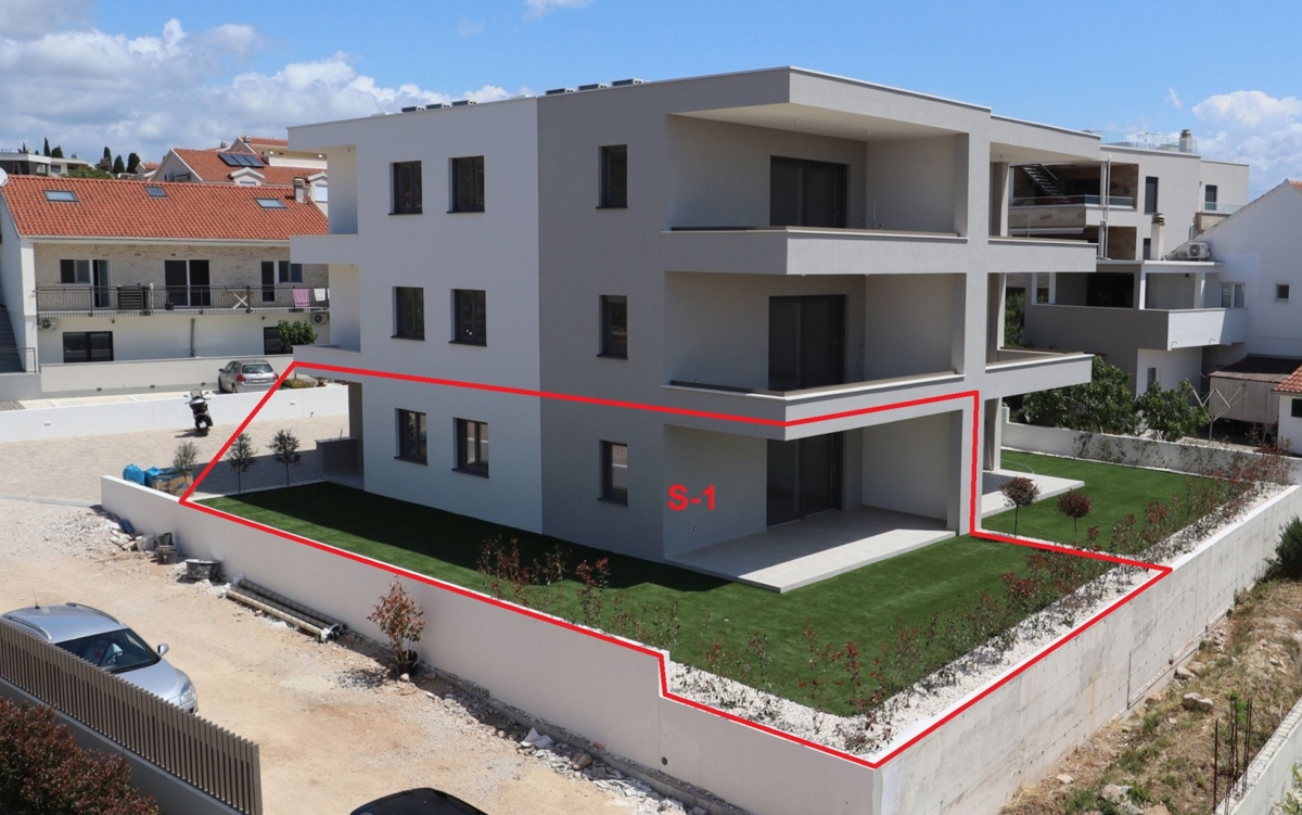 Vodice, apartma blizu mora, prizemlje, 3 spalnice