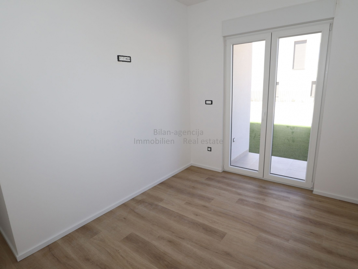 Vodice, apartma blizu mora, prizemlje, 3 spalnice