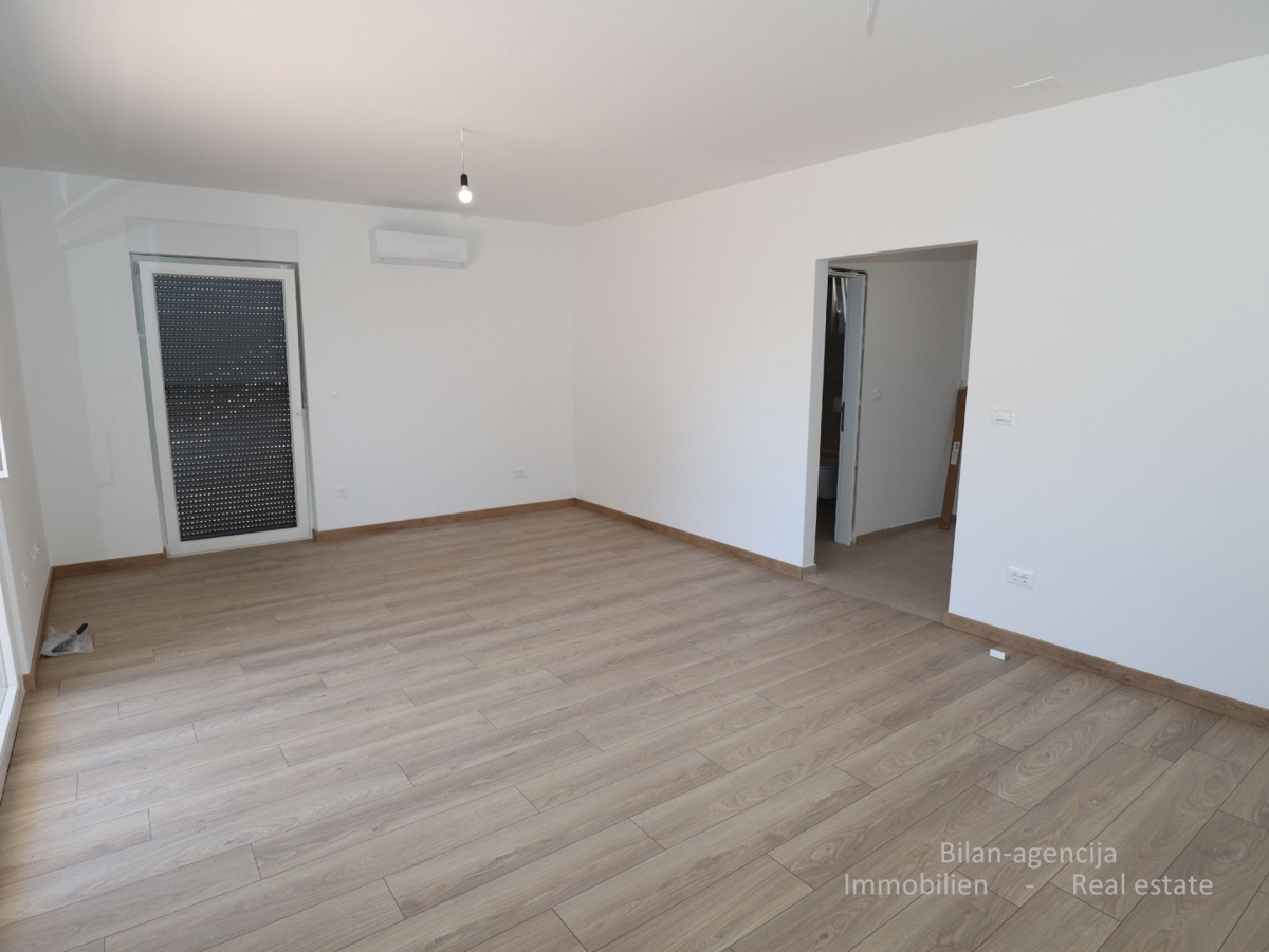 Dvoetažno stanovanje z vrtom, Vodice