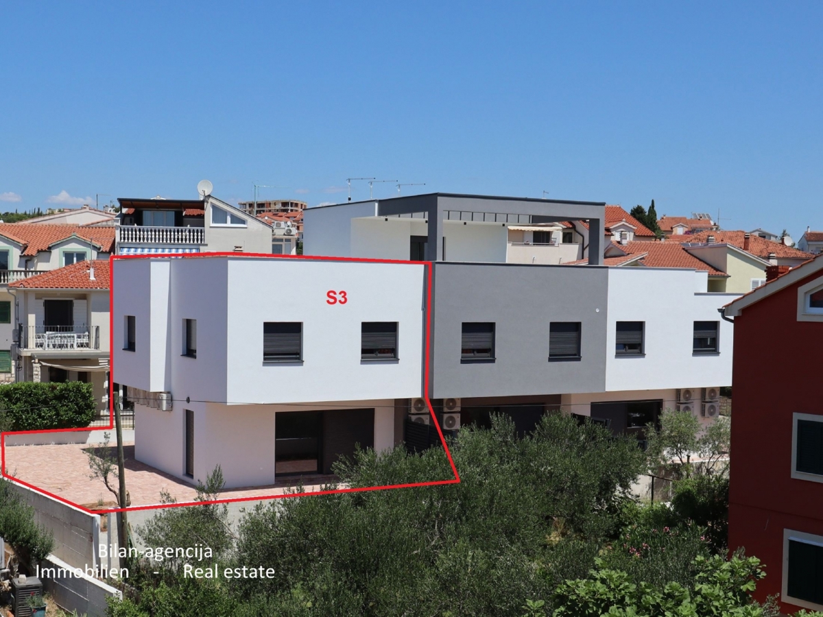 Dvoetažno stanovanje z vrtom, Vodice