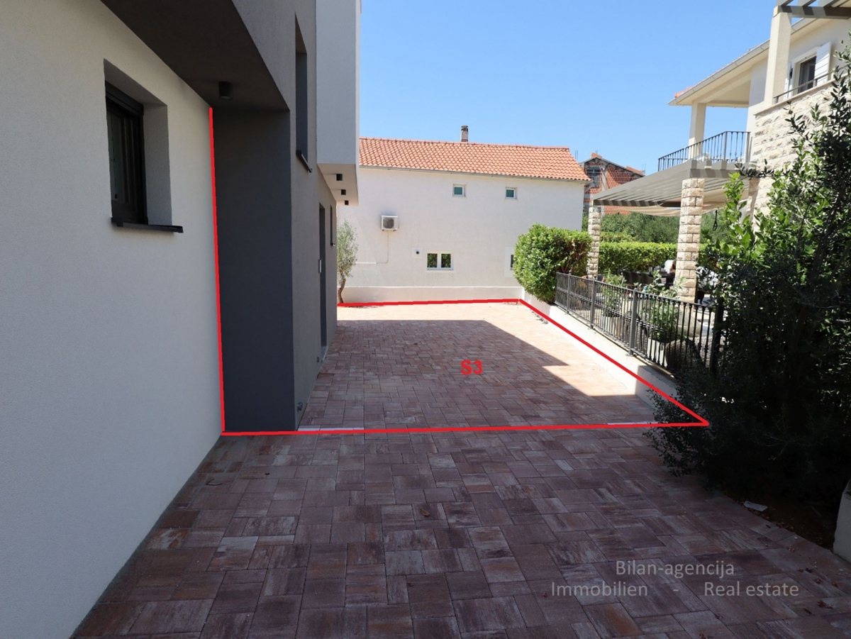 Dvoetažno stanovanje z vrtom, Vodice