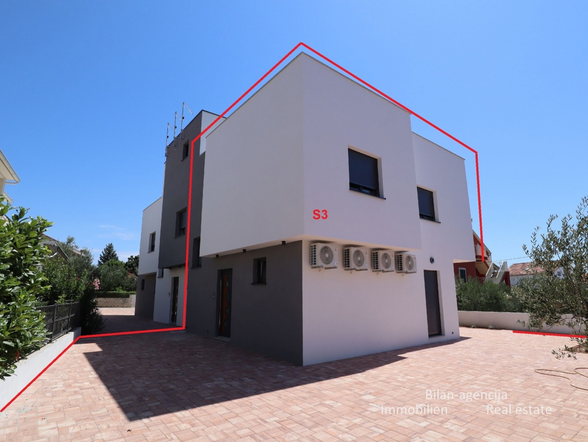 Dvoetažno stanovanje z vrtom, Vodice