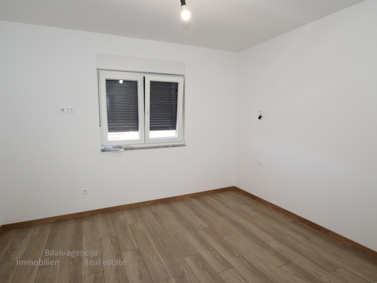 Dvoetažno stanovanje z vrtom, Vodice