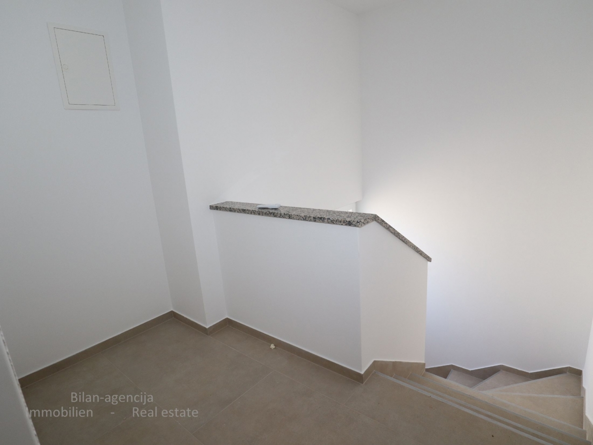 Dvoetažno stanovanje z vrtom, Vodice