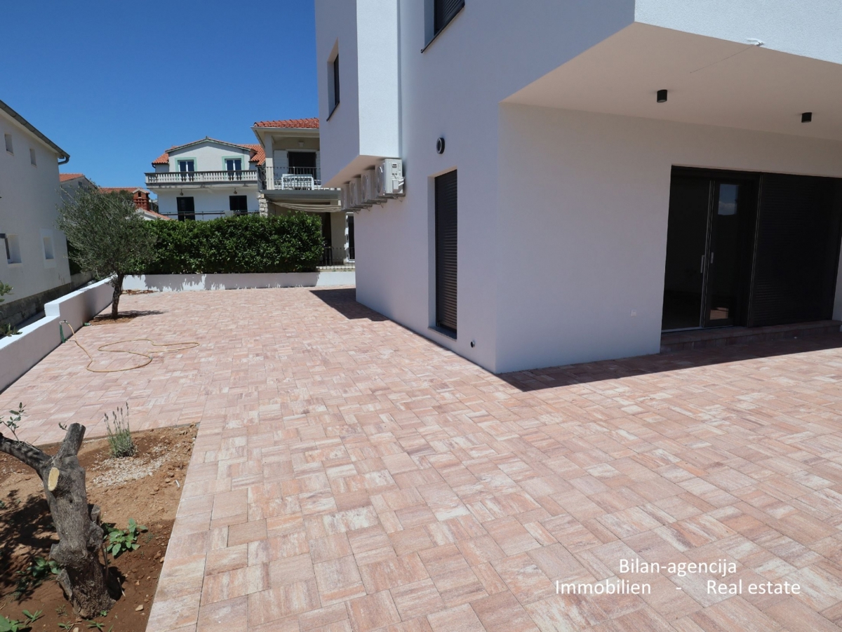 Dvoetažno stanovanje z vrtom, Vodice