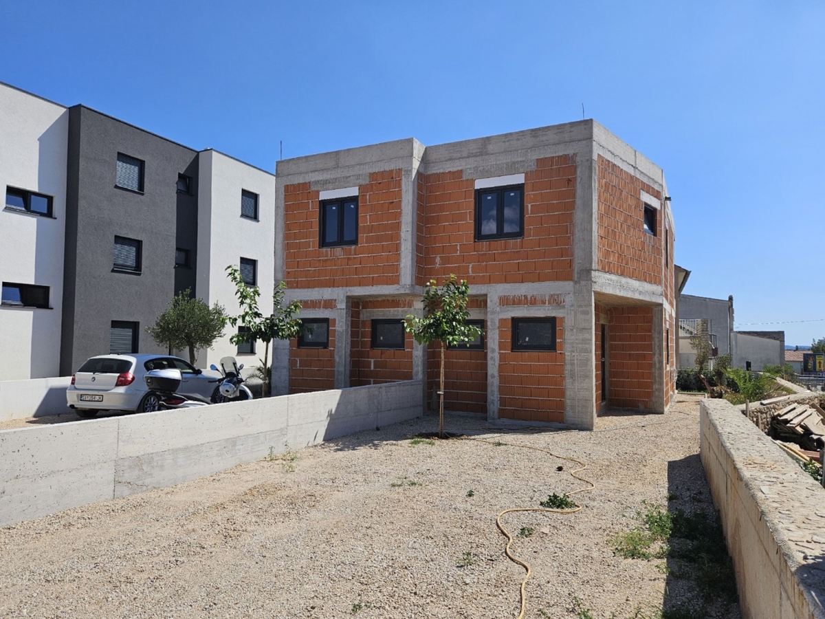 Vodice, mirna lokacija, polsamostojna hiša