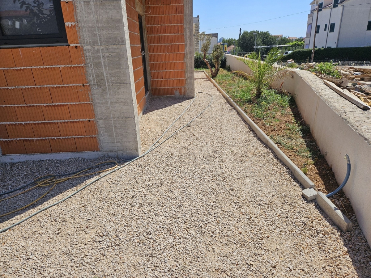Vodice, mirna lokacija, polsamostojna hiša