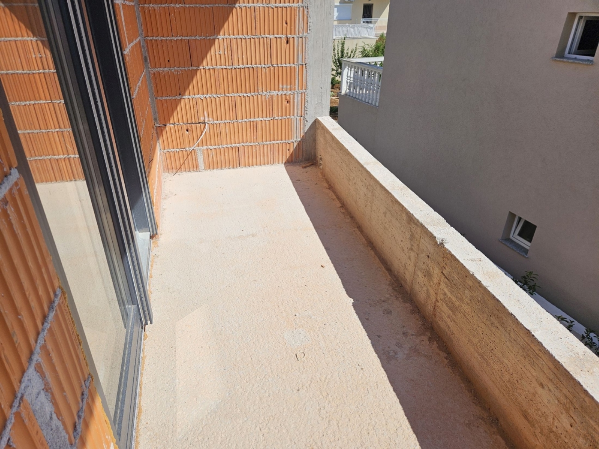 Vodice, mirna lokacija, polsamostojna hiša