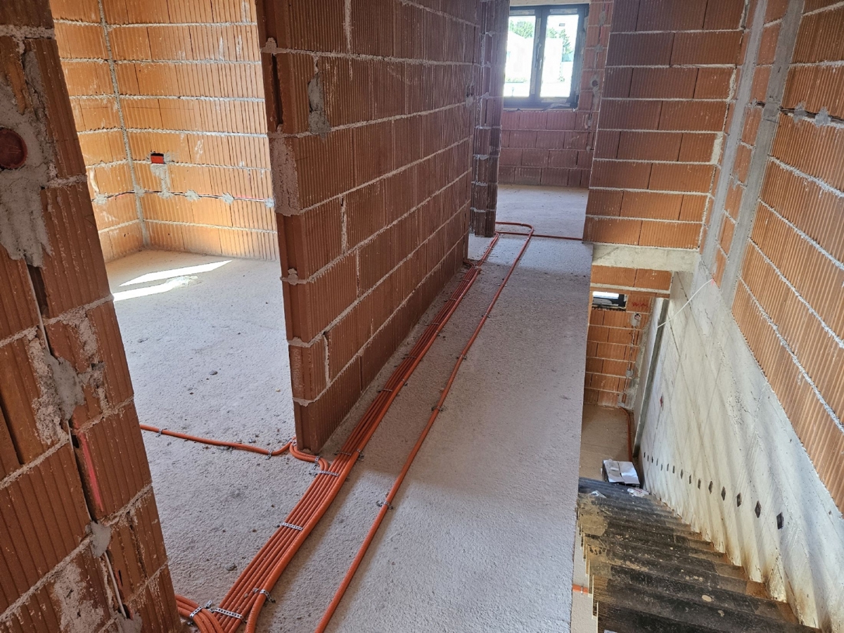 Vodice, mirna lokacija, polsamostojna hiša