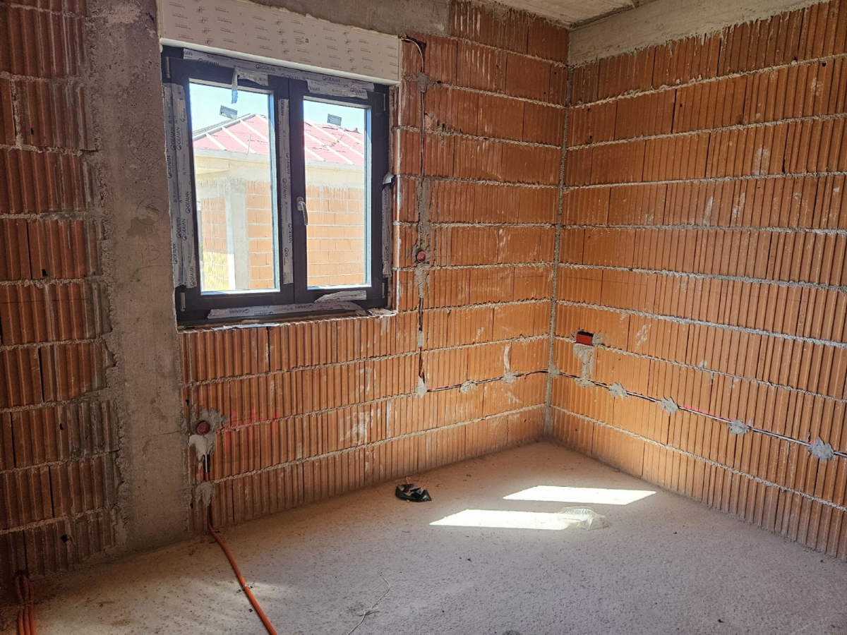 Vodice, mirna lokacija, polsamostojna hiša