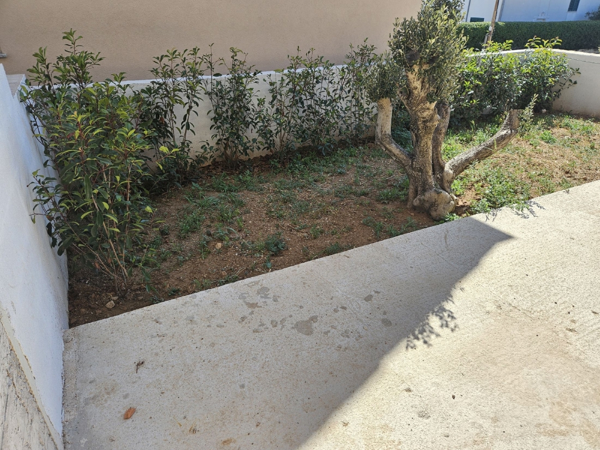 Vodice, mirna lokacija, polsamostojna hiša