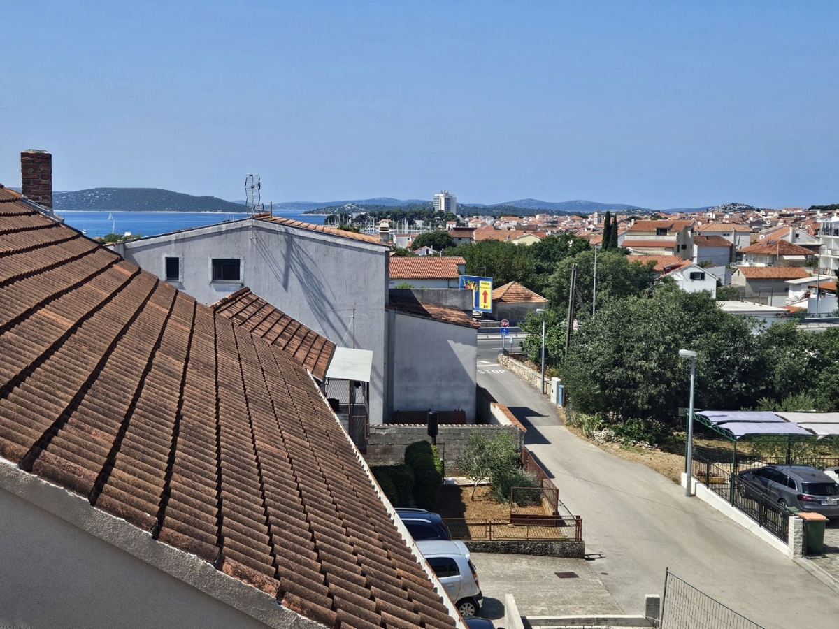 Vodice, mirna lokacija, polsamostojna hiša