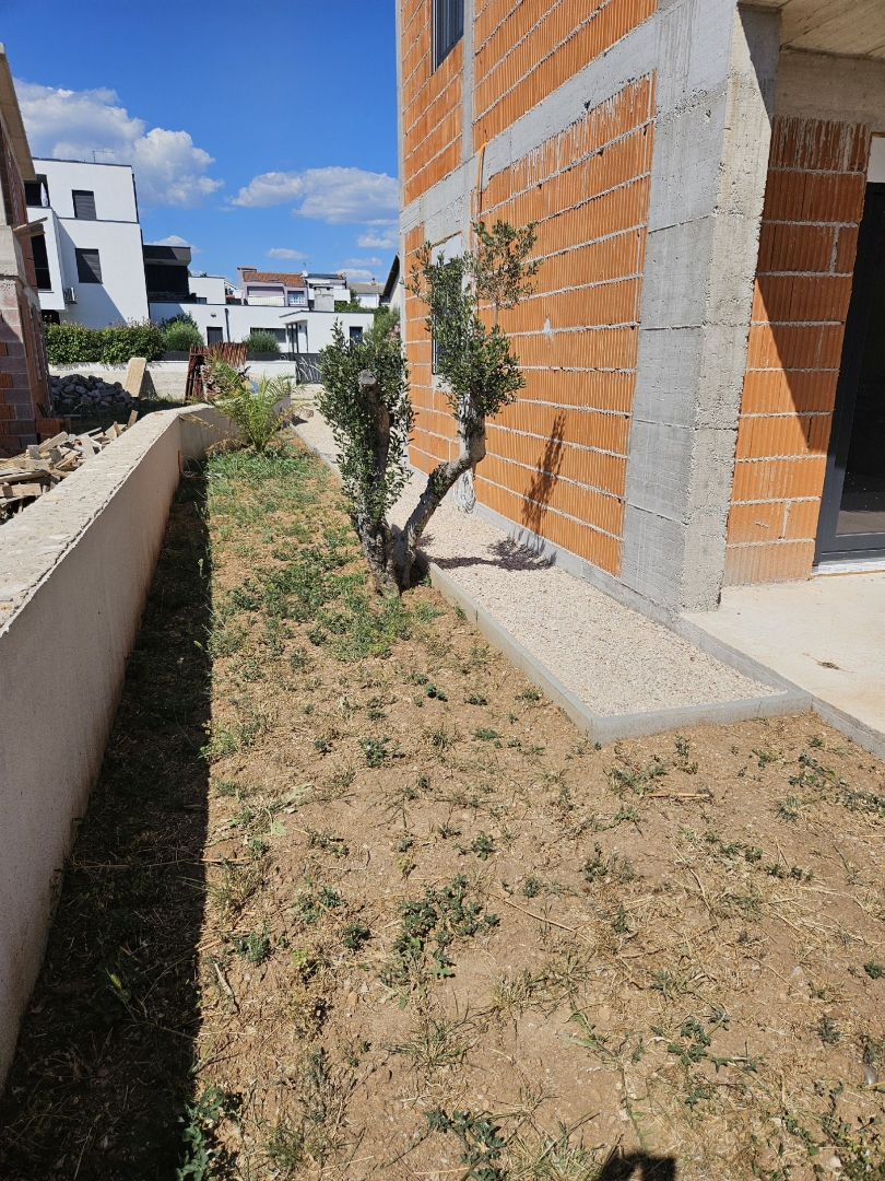 Vodice, mirna lokacija, polsamostojna hiša