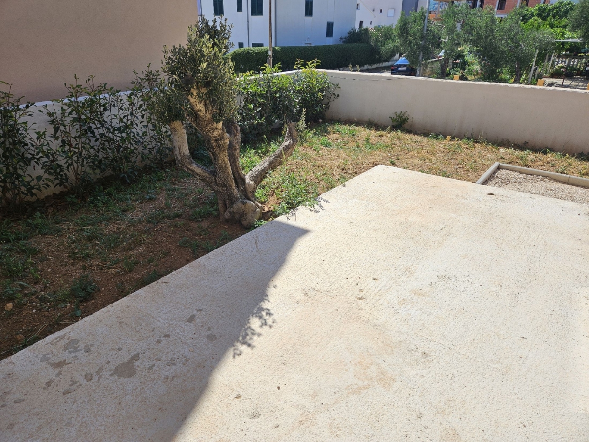 Vodice, mirna lokacija, polsamostojna hiša