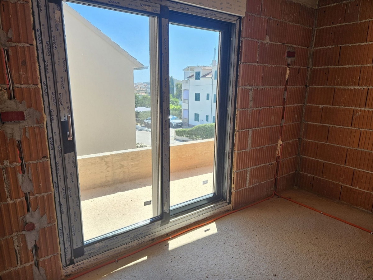 Vodice, mirna lokacija, polsamostojna hiša