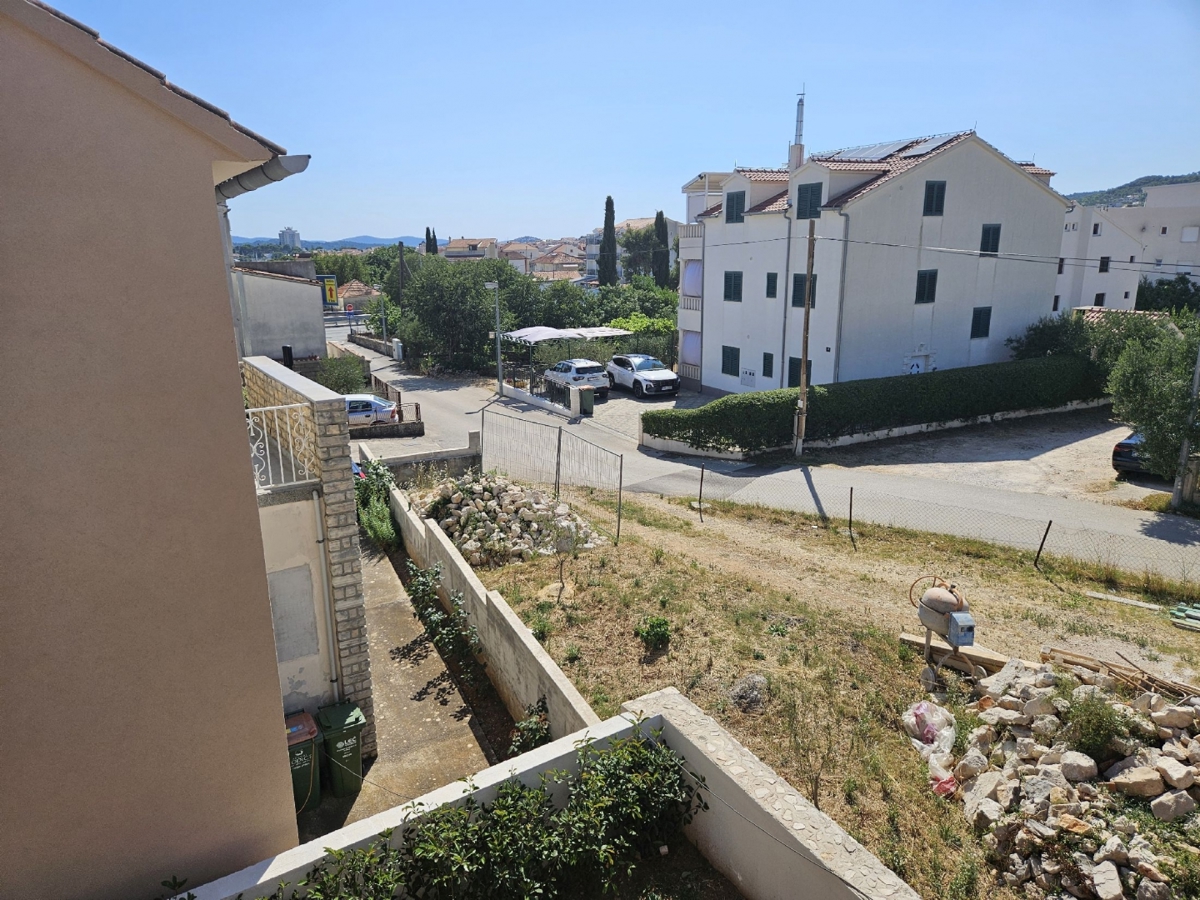 Vodice, mirna lokacija, polsamostojna hiša
