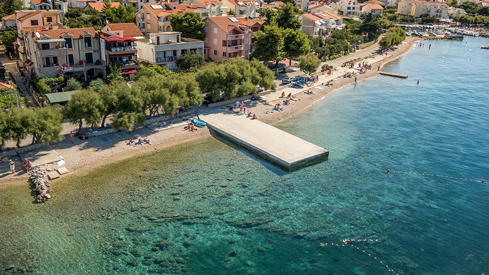 Vodice, Srima, stanovanje v pritličju, 100 m od morja