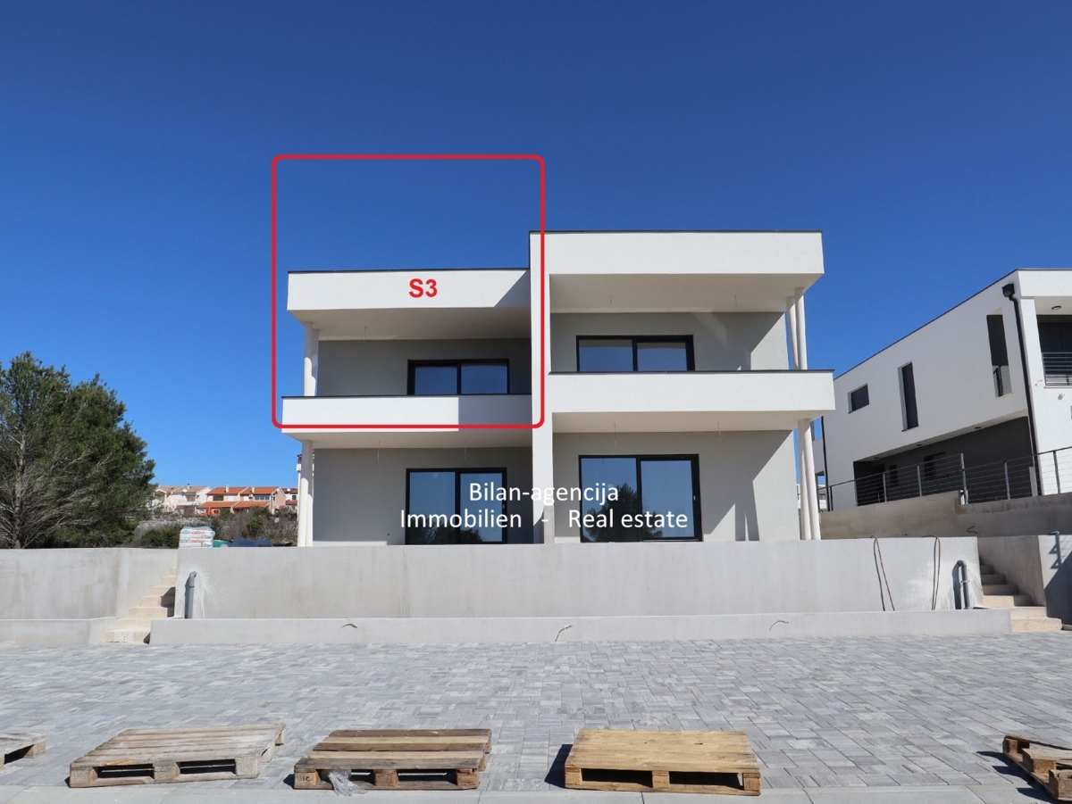 Novo stanovanje s strešno teraso, pogled na morje