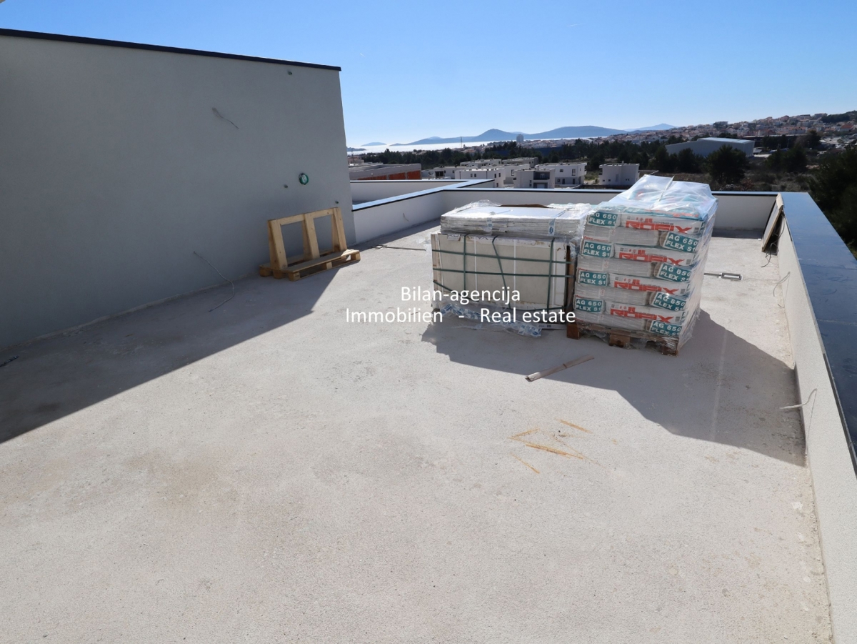 Novo stanovanje s strešno teraso, pogled na morje
