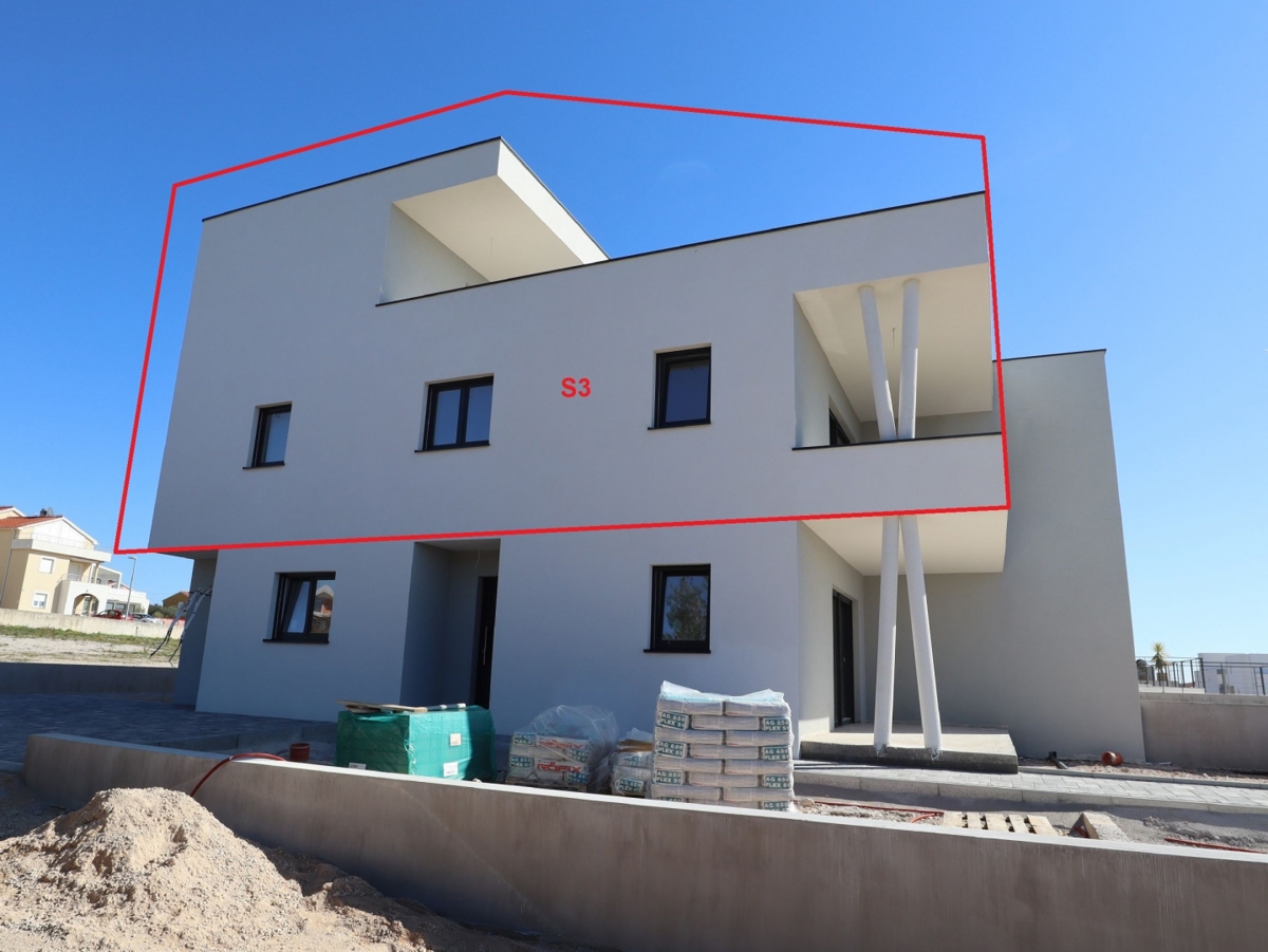 Novo stanovanje s strešno teraso, pogled na morje