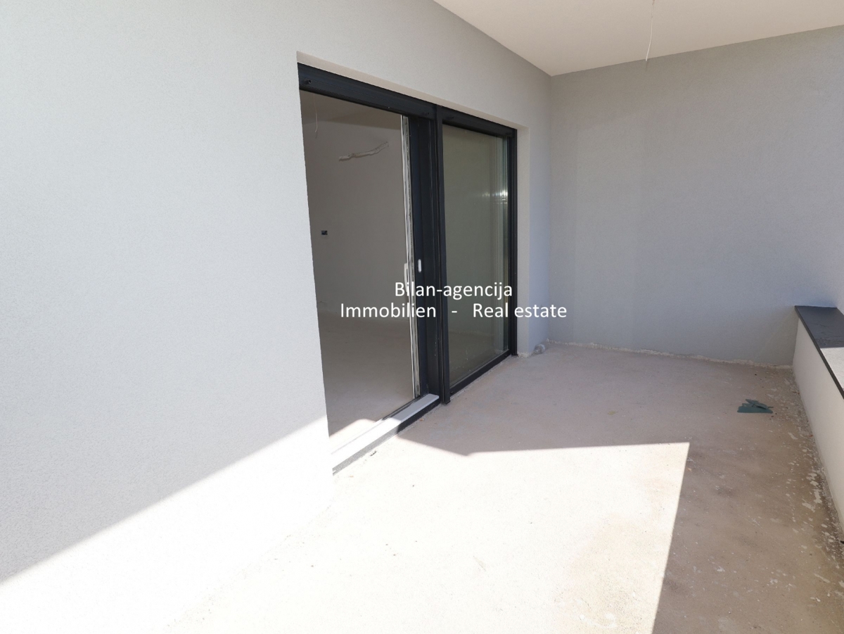 Novo stanovanje s strešno teraso, pogled na morje