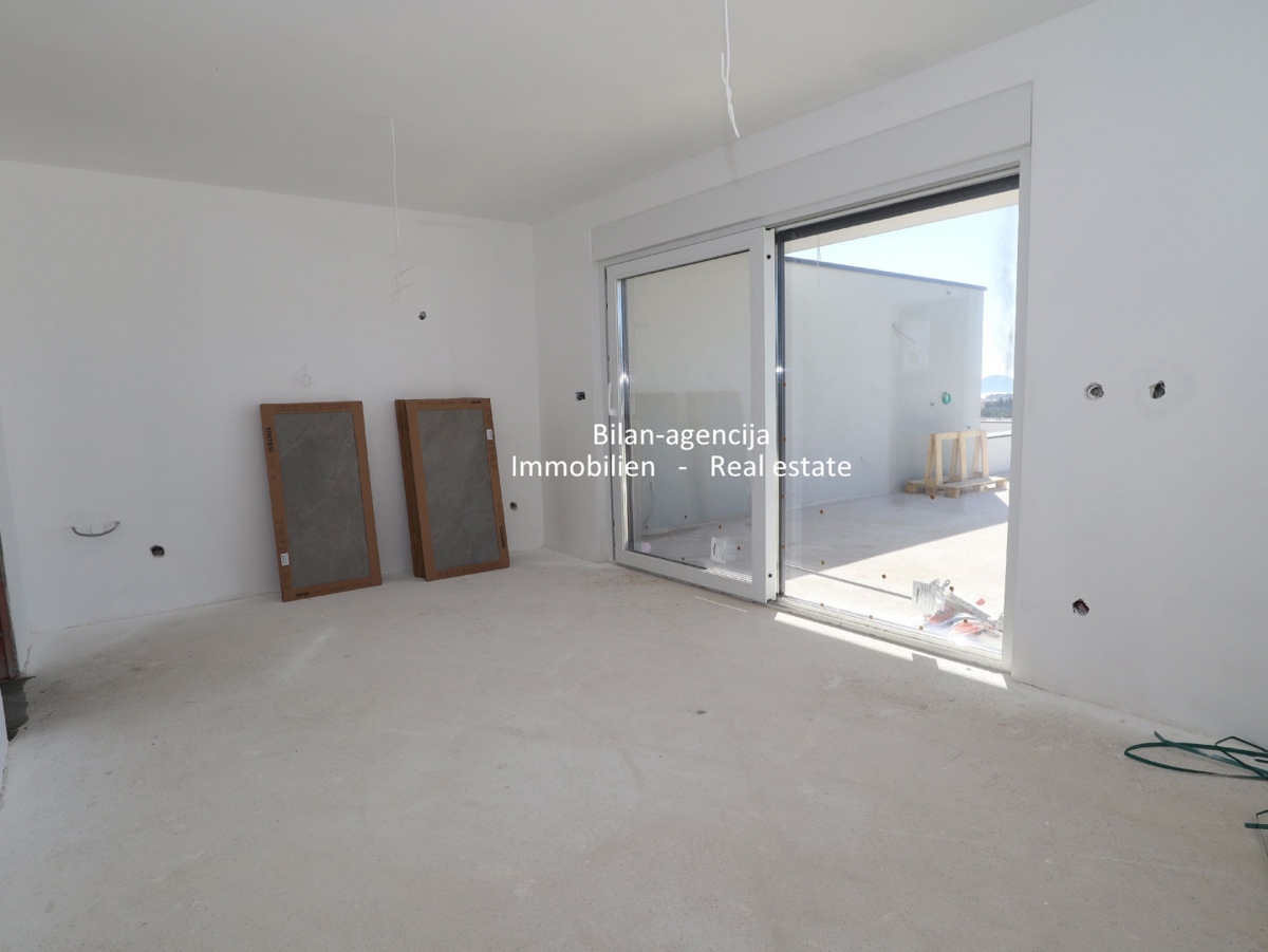 Novo stanovanje s strešno teraso, pogled na morje