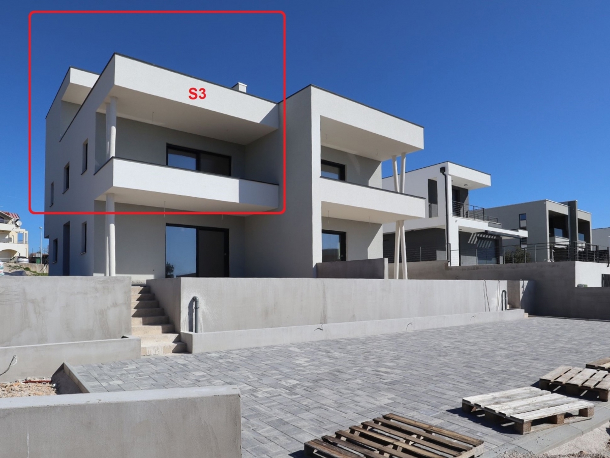 Novo stanovanje s strešno teraso, pogled na morje