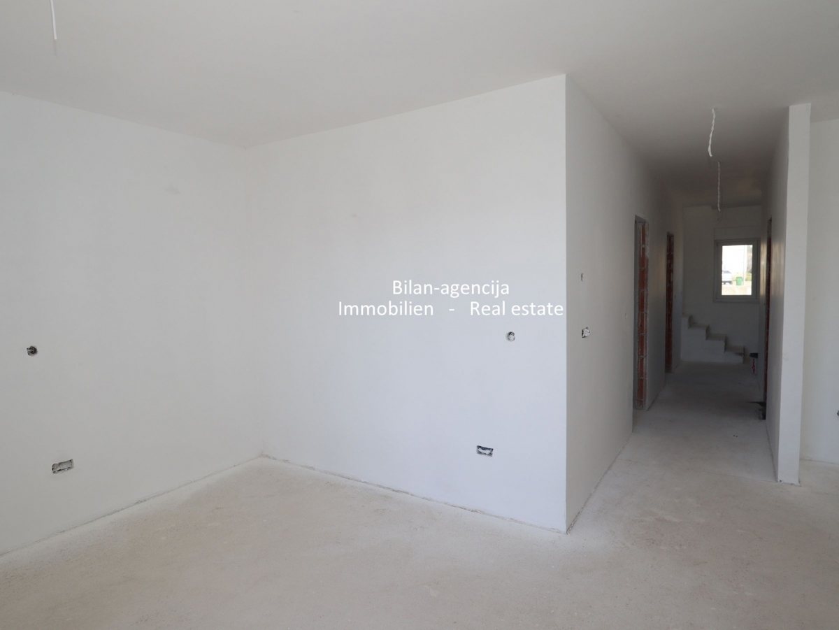 Novo stanovanje s strešno teraso, pogled na morje