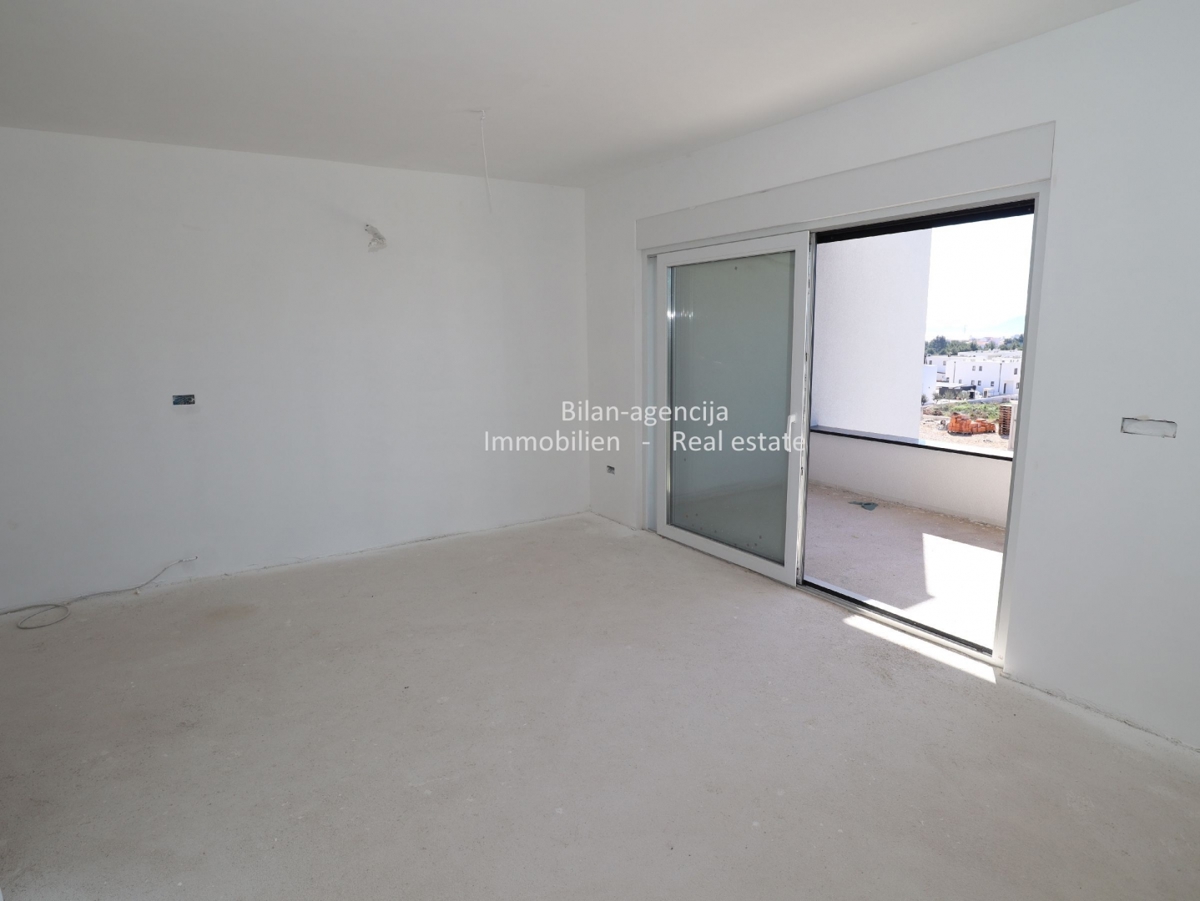 Novo stanovanje s strešno teraso, pogled na morje