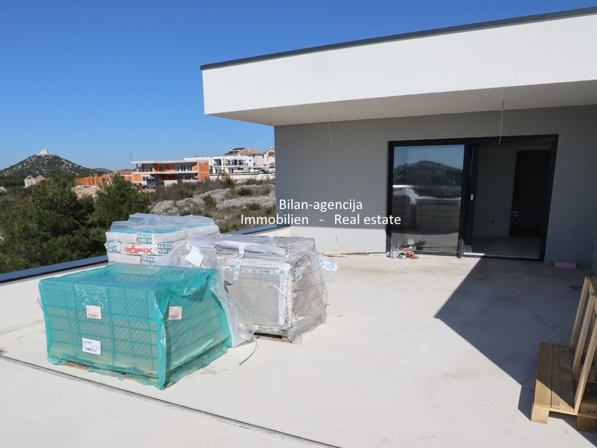 Novo stanovanje s strešno teraso, pogled na morje