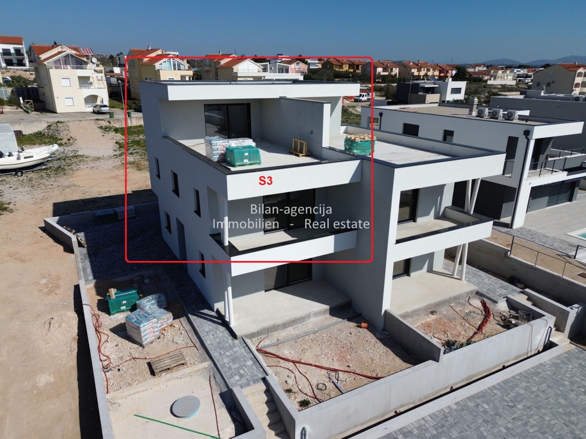 Novo stanovanje s strešno teraso, pogled na morje